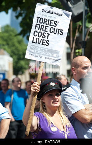 London, UK - 18. Juli 2013: eine Frau hält ein Plakat R Eading "Tories" Feuer schneidet Kosten Leben, wie Hunderte von Demonstranten versammeln, um gegen umstrittene Dienst Kürzungen, die Londoner Feuerwehr zu demonstrieren, die die Schließung von 10 Stationen sehen konnte. Bildnachweis: Piero Cruciatti/Alamy Live-Nachrichten Stockfoto