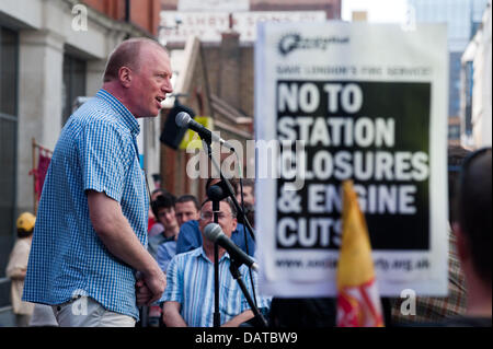 London, UK - 18. Juli 2013: FBU Generalsekretär Matt Wrack, befasst sich mit Demonstranten versammelt, um gegen umstrittene Dienst Kürzungen, die Londoner Feuerwehr zu demonstrieren, die die Schließung von 10 Stationen sehen konnte. Bildnachweis: Piero Cruciatti/Alamy Live-Nachrichten Stockfoto