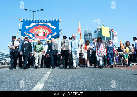 London, UK - 18. Juli 2013: Demonstranten März gegen umstrittene Dienst demonstrieren schneidet, die Londoner Feuerwehr die Schließung von 10 Stationen sehen konnte. Bildnachweis: Piero Cruciatti/Alamy Live-Nachrichten Stockfoto