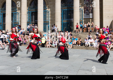 Chance to Dance in Sheffield am 13. Juli 2013.  Eine Mischung aus verschiedenen Tänze rund um die Innenstadt. Stockfoto