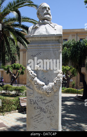 Die Büste von Giuseppe Garibaldi vom 4. Juli 1807 - 2. Juni 1882), war ein italienischer General und nationalistisch. Es ist in der Stadt von Agrigento, Sizilien. Ein Republikaner, er trug zur italienischen Einigung und die Schaffung des Königreichs Italien. Stockfoto