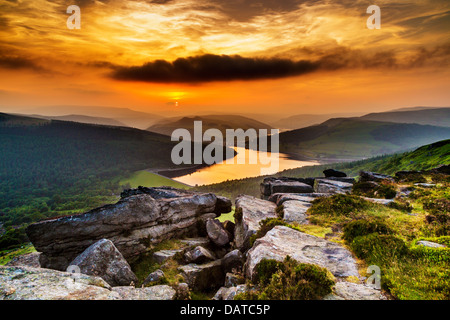 Sonnenuntergang über Ladybower Vorratsbehälter von Bamford Kante Stockfoto