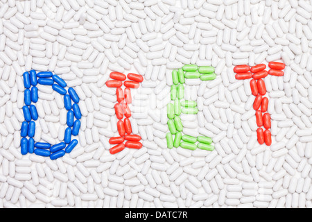 Diät-Word-Text aus Tabletten und Pillen Medikamente in verschiedenen Farben bringen als Mosaik Stockfoto