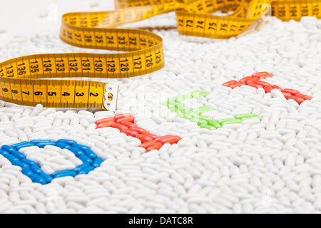 Diät-Word-Text gemacht von Tabletten und Pillen Medikamente in verschiedenen Farben, die zusammen als Mosaik mit Zentimeter auf Hintergrund Stockfoto