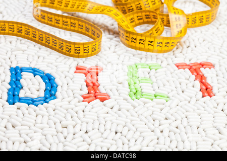 Diät-Word-Text von Tabletten und Pillen Medikamente in verschiedenen Farben, die zusammen als Mosaik mit Zentimeter auf Verlegung oben drauf gemacht Stockfoto