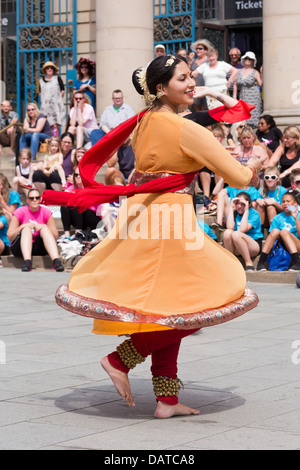 Chance to Dance in Sheffield am 13. Juli 2013.  Eine Mischung aus verschiedenen Tänze rund um die Innenstadt. Stockfoto