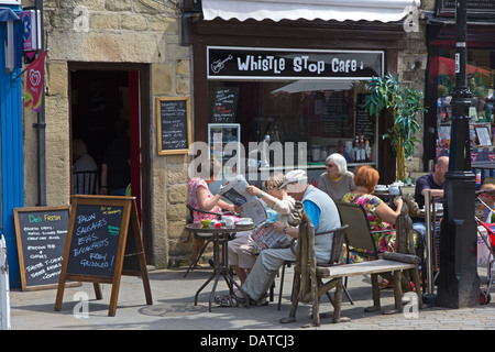 Whistle Stop Café, Hebden Bridge, an einem anstrengenden Sommertag Stockfoto