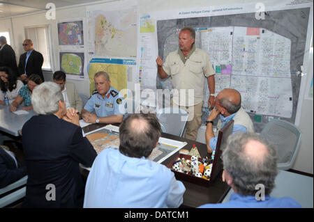 Camp Leiter Kilian Kleinschmidt des Amtes des Hohen Flüchtlingskommissars der Vereinten Nationen Slips US-Außenminister John Kerry während eines Besuchs in der Za'atri-Camp für syrische Flüchtlinge 18. Juli 2013 in Zaatri, Jordanien. Stockfoto