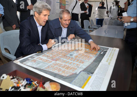 US-Außenminister John Kerry, zeigt eine Karte des Za'atri-Lagers für syrische Flüchtlinge jordanische Außenminister Nasser Judeh während eines Besuchs der Website am 18. Juli 2013 in Zaatri, Jordanien. Stockfoto