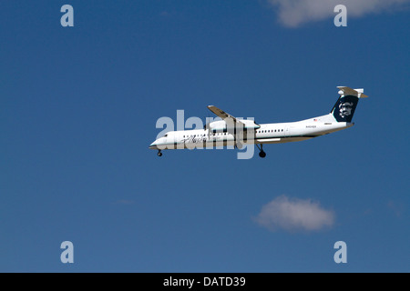 Alaska Airlines Bombardier Q400 Pendler Flugzeug im Flug. Stockfoto