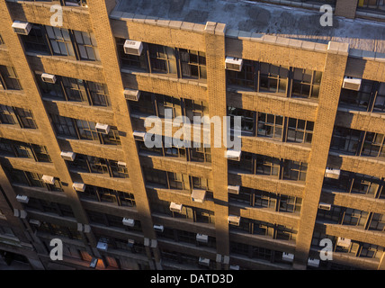 Klimaanlagen-Spross von Windows in einem Bürogebäude in New York Stockfoto