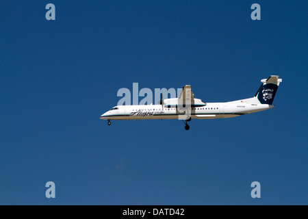 Alaska Airlines Bombardier Q400 Pendler Flugzeug im Flug. Stockfoto