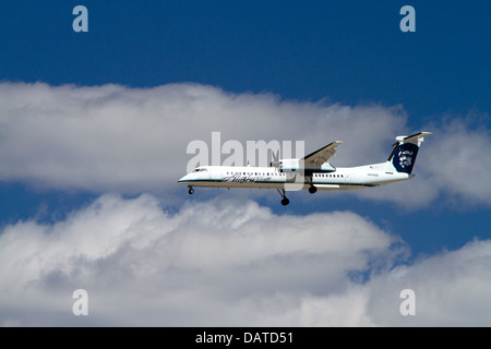 Alaska Airlines Bombardier Q400 Pendler Flugzeug im Flug. Stockfoto