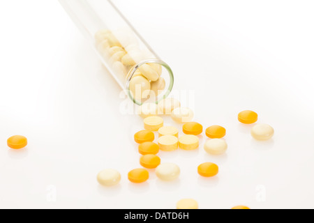 viele Farbe zieht in Tabletten verstreut aus dem Labor Reagenzglas Konzept der Medikamententest Darstellung und Prüfung Stockfoto