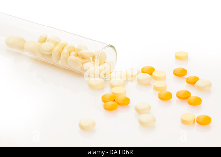 viele Farbe zieht in Tabletten verteilt auf weiß aus dem Labor Reagenzglas Konzept der Medikamententest Darstellung und Prüfung Stockfoto