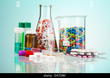 Viele verschiedene Medikamente in Pillen, Tabletten und Spritze in Pakete und Laborflaschen und Fläschchen Stockfoto