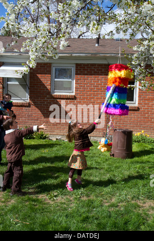 Kinder schlagen eine Piñata bei einer hispanischen Kinder-Geburtstagsparty in Boise, Idaho, USA. Stockfoto