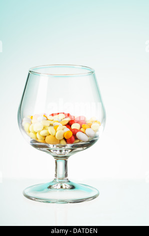 Viele Medikamente Pillen und Tabletten aus transparentem Glas Stockfoto