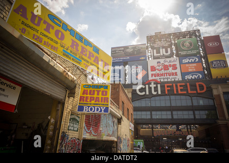 Reparaturwerkstätten Sie im Schatten des Citi Field das Auto Willets Point im Stadtteil Queens in New York Stockfoto