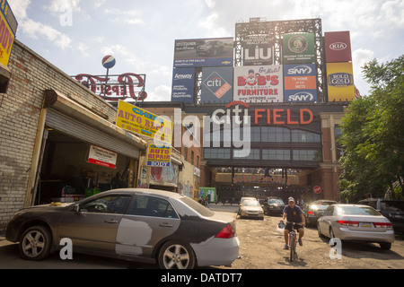 Reparaturwerkstätten Sie im Schatten des Citi Field das Auto Willets Point im Stadtteil Queens in New York Stockfoto