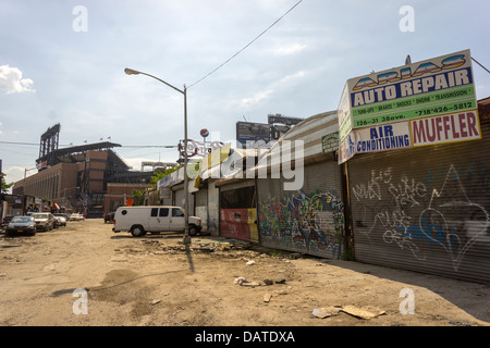 Reparaturwerkstätten Sie im Schatten des Citi Field das Auto Willets Point im Stadtteil Queens in New York Stockfoto