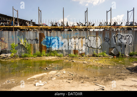 Reparaturwerkstätten Sie im Schatten des Citi Field das Auto Willets Point im Stadtteil Queens in New York Stockfoto