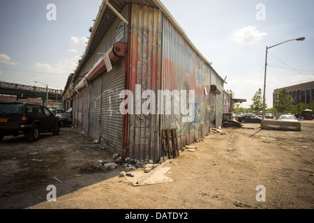 Reparaturwerkstätten Sie im Schatten des Citi Field das Auto Willets Point im Stadtteil Queens in New York Stockfoto