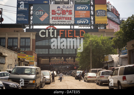 Reparaturwerkstätten Sie im Schatten des Citi Field das Auto Willets Point im Stadtteil Queens in New York Stockfoto