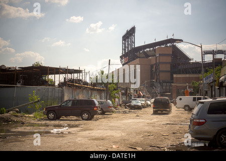 Reparaturwerkstätten Sie im Schatten des Citi Field das Auto Willets Point im Stadtteil Queens in New York Stockfoto