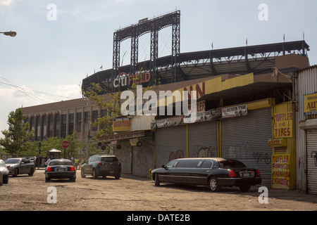 Reparaturwerkstätten Sie im Schatten des Citi Field das Auto Willets Point im Stadtteil Queens in New York Stockfoto