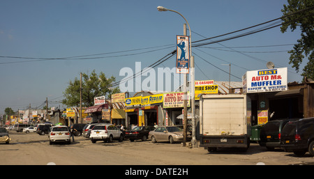 Reparaturwerkstätten Sie im Schatten des Citi Field das Auto Willets Point im Stadtteil Queens in New York Stockfoto