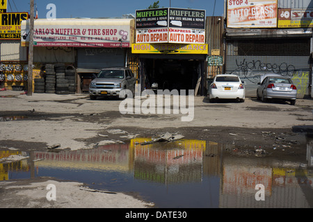 Reparaturwerkstätten Sie im Schatten des Citi Field das Auto Willets Point im Stadtteil Queens in New York Stockfoto