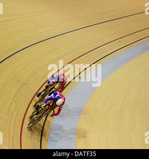 Becky James und Jess Lack im Sprint, UCI Track Cycling World Cup Veranstaltung statt, in der Sir Chris Hoy Radrennbahn, Glasgow. Stockfoto