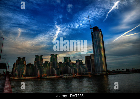 St Georges Wharf und die neueren St George Wharf Tower in Vauxhall, London in der Abenddämmerung. Stockfoto