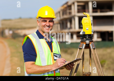glücklich senior Landvermesser am Arbeitsplatz Stockfoto