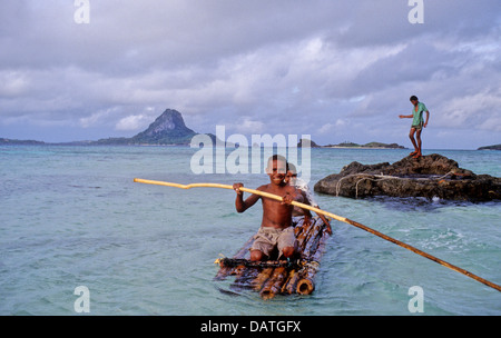 Kinder auf Floß in Lagune aus Navotua Dorf auf den Yasawa Inseln in Fidschi Stockfoto