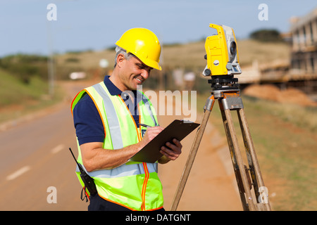 leitenden Vermesser arbeiten auf der Straße Stockfoto