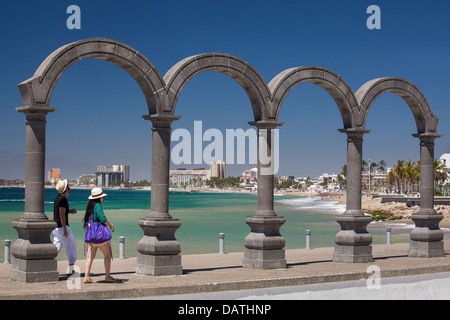 Ein paar Spaziergänge entlang des Malecon Bögen Ampitheater in Puerto Vallarta, Mexiko, in der Nähe von März 2013. Stockfoto