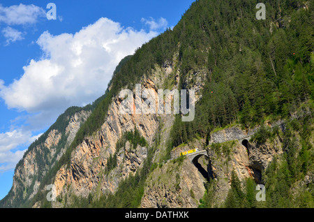 Es ist schon erstaunlich, dass Lastwagen auf den steilen Reschenpass fahren können! Stockfoto