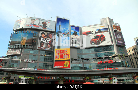 Dundas Square Plakatwänden auf 12. Juli 2013 in Toronto, Ontario Stockfoto