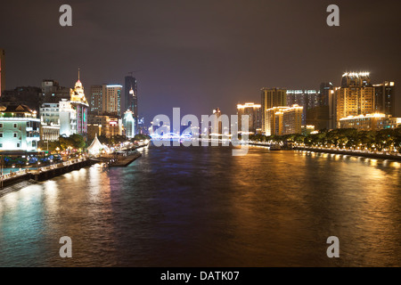 Zhujiang Fluss und moderne Gebäude in der Nacht in Guangzhou, China Stockfoto