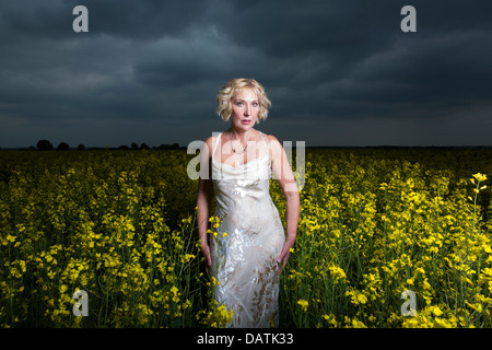 Frau im Feld in der offenen Landschaft Stockfoto