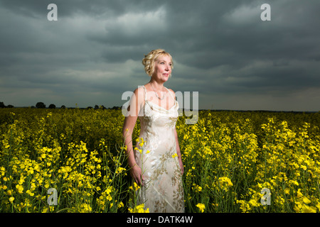 Frau im Feld in der offenen Landschaft Stockfoto