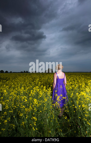 Frau im Feld in der offenen Landschaft Stockfoto