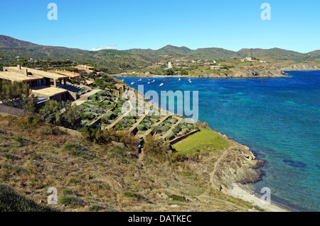 Schöne Küste Villa mit mediterranem Garten in PortLligat, Cadaques, Katalonien, Costa Brava, Spanien Stockfoto