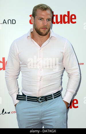 London, UK. 18. Juli 2013. James Haskell (Rugbyspieler) besucht die Haltung erste Gay Magazine Launch, weltweit Sexiest 100 Männer 2013 Sommerfest bei der Carbon im The Cumberland Hotel in London. Bildnachweis: Siehe Li/Alamy Live News Stockfoto