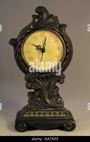 Antik aussehende Uhr mit römischen Ziffern Stockfoto