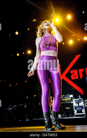 Toronto, Ontario, Kanada. 18. Juli 2013. AMY HEIDEMANN, lead-Sänger für amerikanische pop-Duo, das Karmin führt im Molson Canadian Amphitheatre in Toronto. Bildnachweis: Igor Vidyashev/ZUMAPRESS.com/Alamy Live-Nachrichten Stockfoto