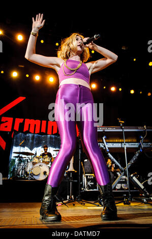 Toronto, Ontario, Kanada. 18. Juli 2013. AMY HEIDEMANN, lead-Sänger für amerikanische pop-Duo, das Karmin führt im Molson Canadian Amphitheatre in Toronto. Bildnachweis: Igor Vidyashev/ZUMAPRESS.com/Alamy Live-Nachrichten Stockfoto