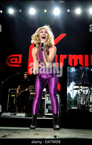 Toronto, Ontario, Kanada. 18. Juli 2013. AMY HEIDEMANN, lead-Sänger für amerikanische pop-Duo, das Karmin führt im Molson Canadian Amphitheatre in Toronto. Bildnachweis: Igor Vidyashev/ZUMAPRESS.com/Alamy Live-Nachrichten Stockfoto